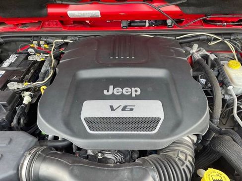 Used 2017 Jeep Wrangler Unlimited Sahara w/ Connectivity Group AWD/4WD image 15