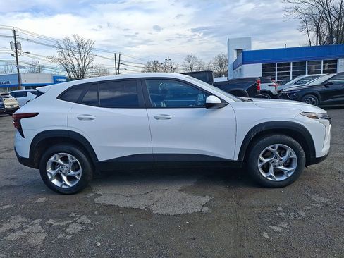 Used 2024 Chevrolet Trax LS w/ LS Convenience Package image 9