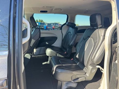Used 2023 Chrysler Pacifica Touring-L FWD image 12