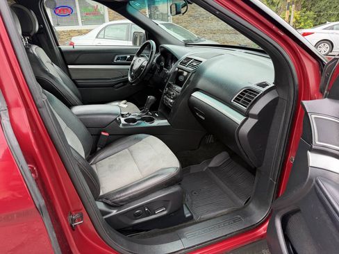 Used 2017 Ford Explorer XLT w/ Equipment Group 202A AWD/4WD image 2