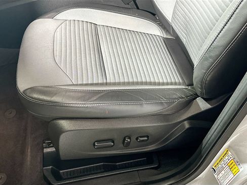 Used 2018 Ford Escape SE w/ SE Sport Appearance Package FWD image 17
