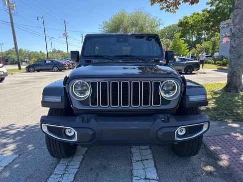 Used 2025 Jeep Wrangler Unlimited Sahara AWD/4WD image 3