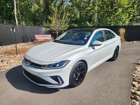 Certified 2025 Volkswagen Jetta SE w/ Sunroof Package image 1