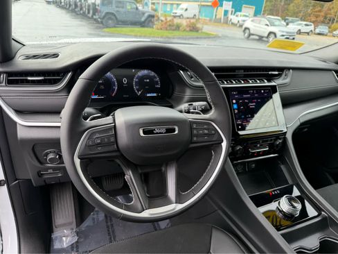 Used 2025 Jeep Grand Cherokee L Altitude image 13