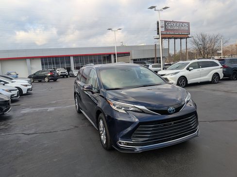 Certified 2023 Toyota Sienna Platinum image 2