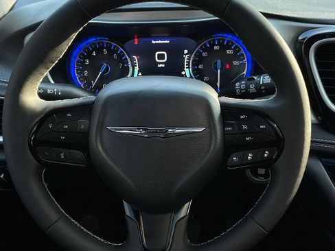 Used 2026 Chrysler Pacifica Limited w/ S Appearance Package FWD image 13