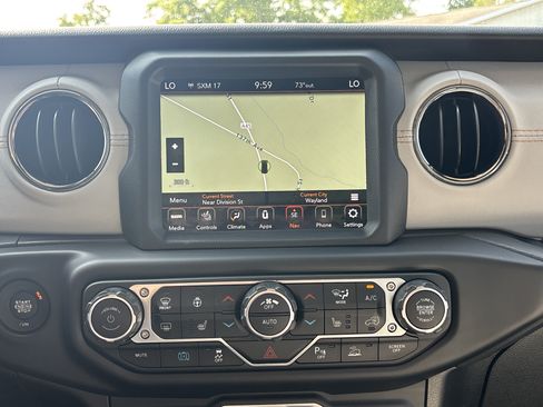 Used 2021 Jeep Wrangler Unlimited Sahara AWD/4WD image 4