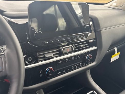 New 2025 Nissan Pathfinder Platinum w/ Black Appearance Package image 14