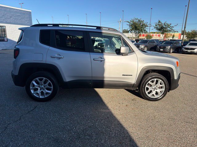 Used 2017 Jeep Renegade Latitude w/ Popular Equipment Group AWD/4WD image 6