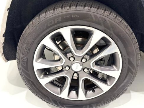 Used 2018 Jeep Grand Cherokee Overland AWD/4WD image 11