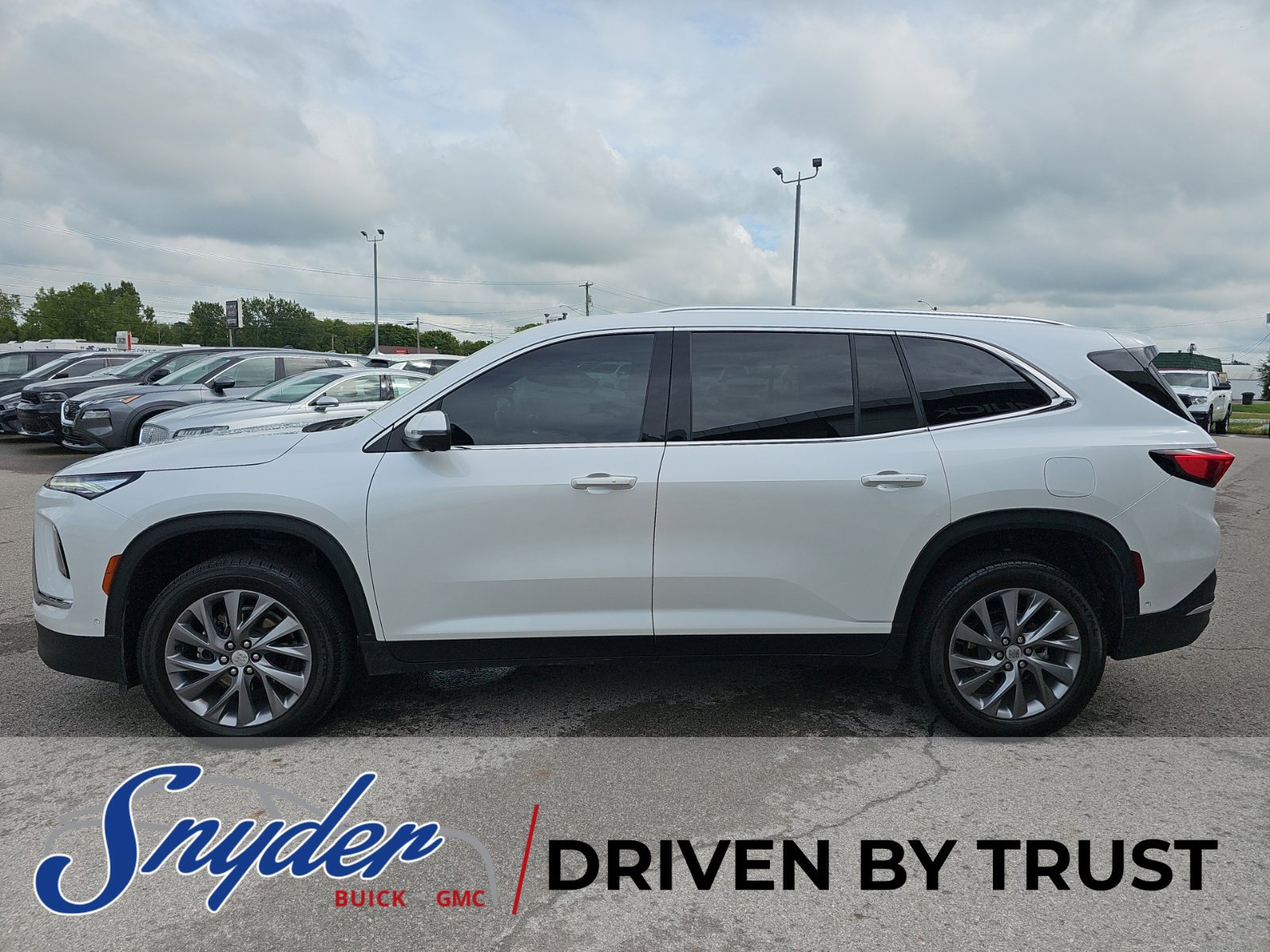 Used 2025 Buick Enclave Preferred w/ Super Cruise Package FWD image 4