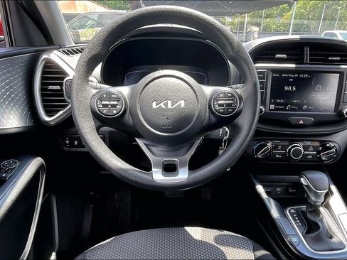 Used 2025 Kia Soul LX w/ LX Technology Package FWD image 7