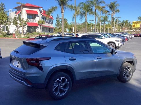 Used 2025 Chevrolet Trax LT w/ LT Convenience Package image 2