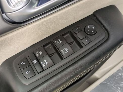 Used 2022 Chrysler Pacifica Touring-L w/ Uconnect Theater Family Group FWD image 15