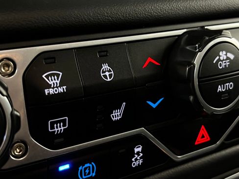 Used 2025 Jeep Wrangler Unlimited Sahara image 19