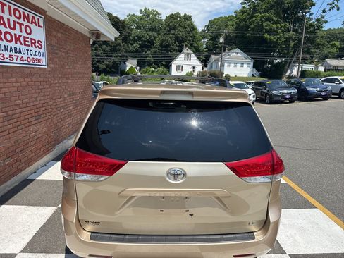 Used 2013 Toyota Sienna LE FWD image 9