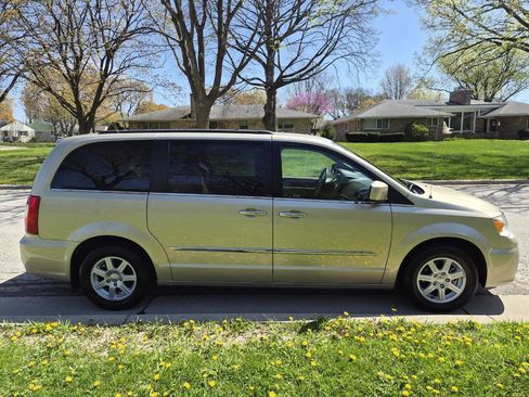 Used 2011 Chrysler Town & Country Touring w/ Entertainment Group #1 FWD image 6