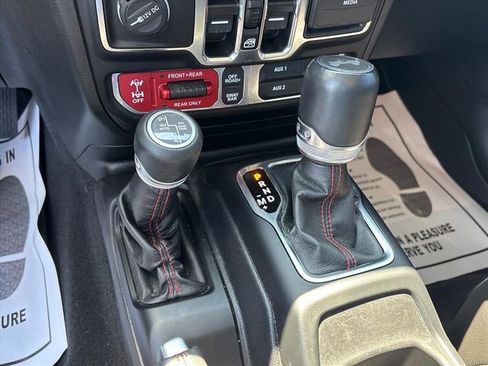 Used 2022 Jeep Wrangler Unlimited Rubicon w/ Cold Weather Group AWD/4WD image 32