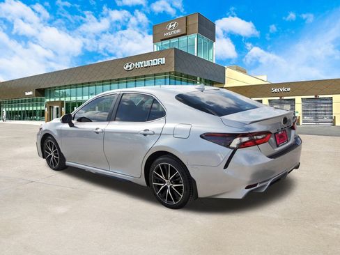 Used 2024 Toyota Camry SE image 8