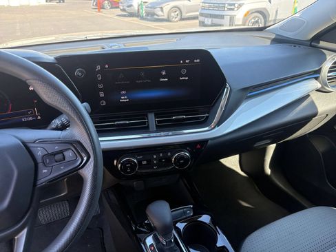 Used 2025 Chevrolet Trax LT FWD image 17