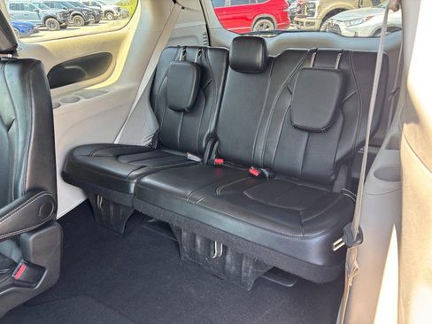 Used 2024 Chrysler Pacifica Touring-L FWD image 13