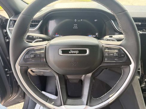 Used 2025 Jeep Grand Cherokee Altitude AWD/4WD image 10