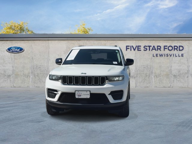 Used 2024 Jeep Grand Cherokee Laredo RWD image 3