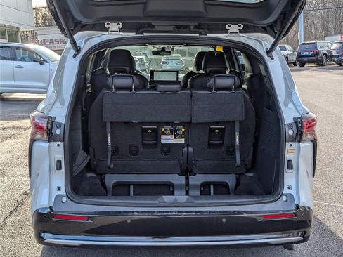 Used 2025 Toyota Sienna Platinum image 15