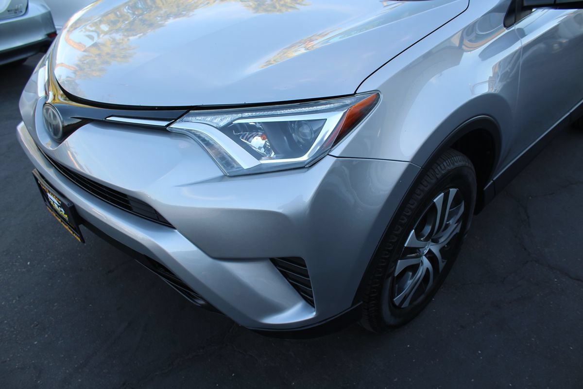 Used 2018 Toyota RAV4 LE FWD image 10