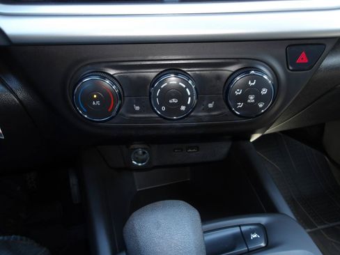 Used 2024 Chevrolet Trax RS w/ Sunroof Package FWD image 21
