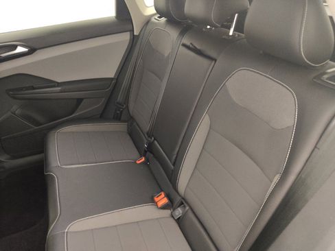 Used 2023 Volkswagen Taos SE w/ Panoramic Sunroof Package FWD image 18