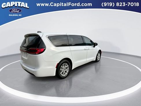 Used 2024 Chrysler Pacifica Touring-L image 8