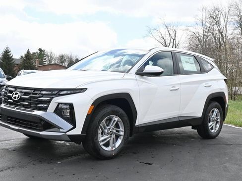 Used 2025 Hyundai Tucson SE image 2