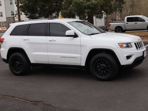 Used 2016 Jeep Grand Cherokee Laredo w/ Quick Order Package 23E image 2