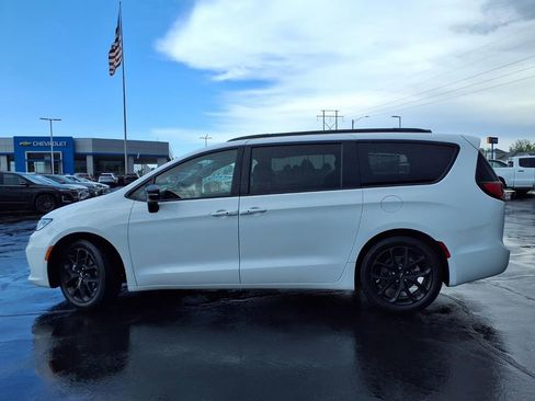Used 2025 Chrysler Pacifica Limited FWD image 30