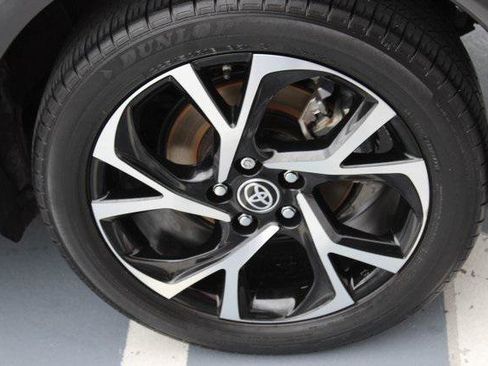 Certified 2021 Toyota C-HR XLE FWD image 31