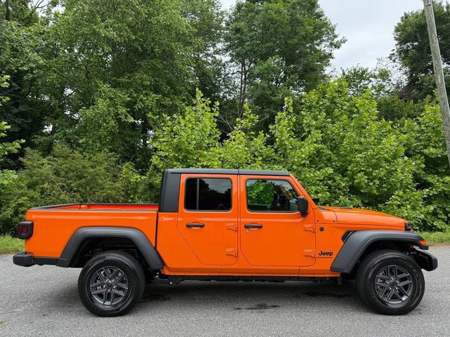 Used 2025 Jeep Gladiator Sport AWD/4WD image 5