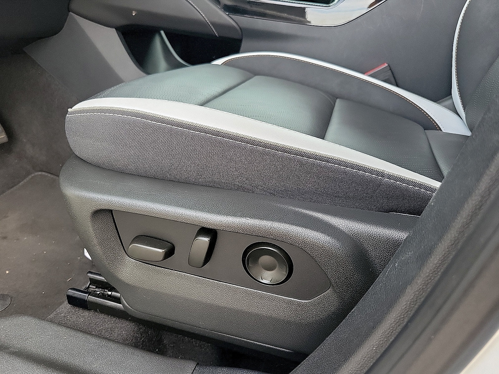 Used 2025 Buick Envision Sport Touring AWD/4WD image 12