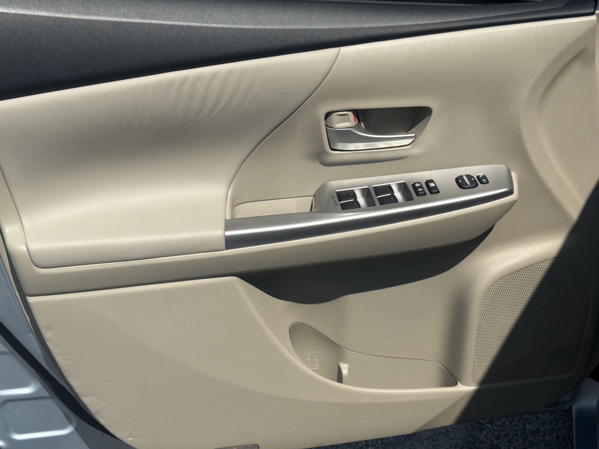 Used 2013 Toyota Prius V Five FWD image 10