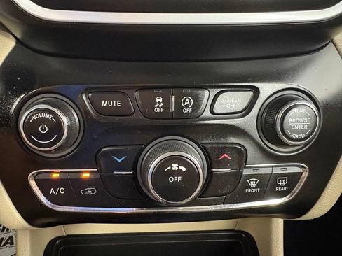 Used 2020 Jeep Cherokee Latitude w/ Advanced Safety Group FWD image 22