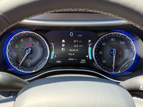 Used 2023 Chrysler Pacifica Touring-L FWD image 13