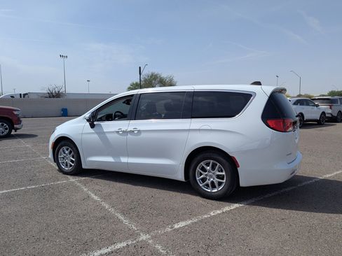 Used 2023 Chrysler Voyager LX image 3