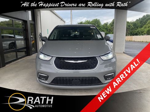 Used 2023 Chrysler Pacifica Touring-L FWD image 3