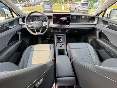 Certified 2025 Volkswagen Tiguan SE AWD/4WD image 9