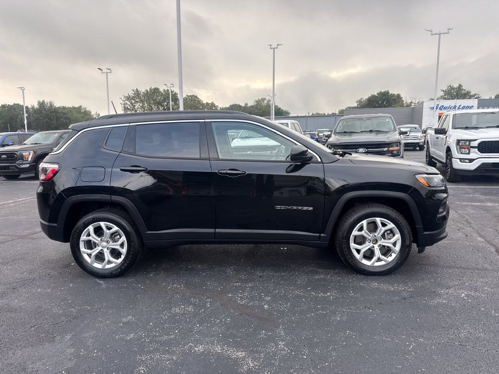 Used 2024 Jeep Compass Latitude AWD/4WD image 6