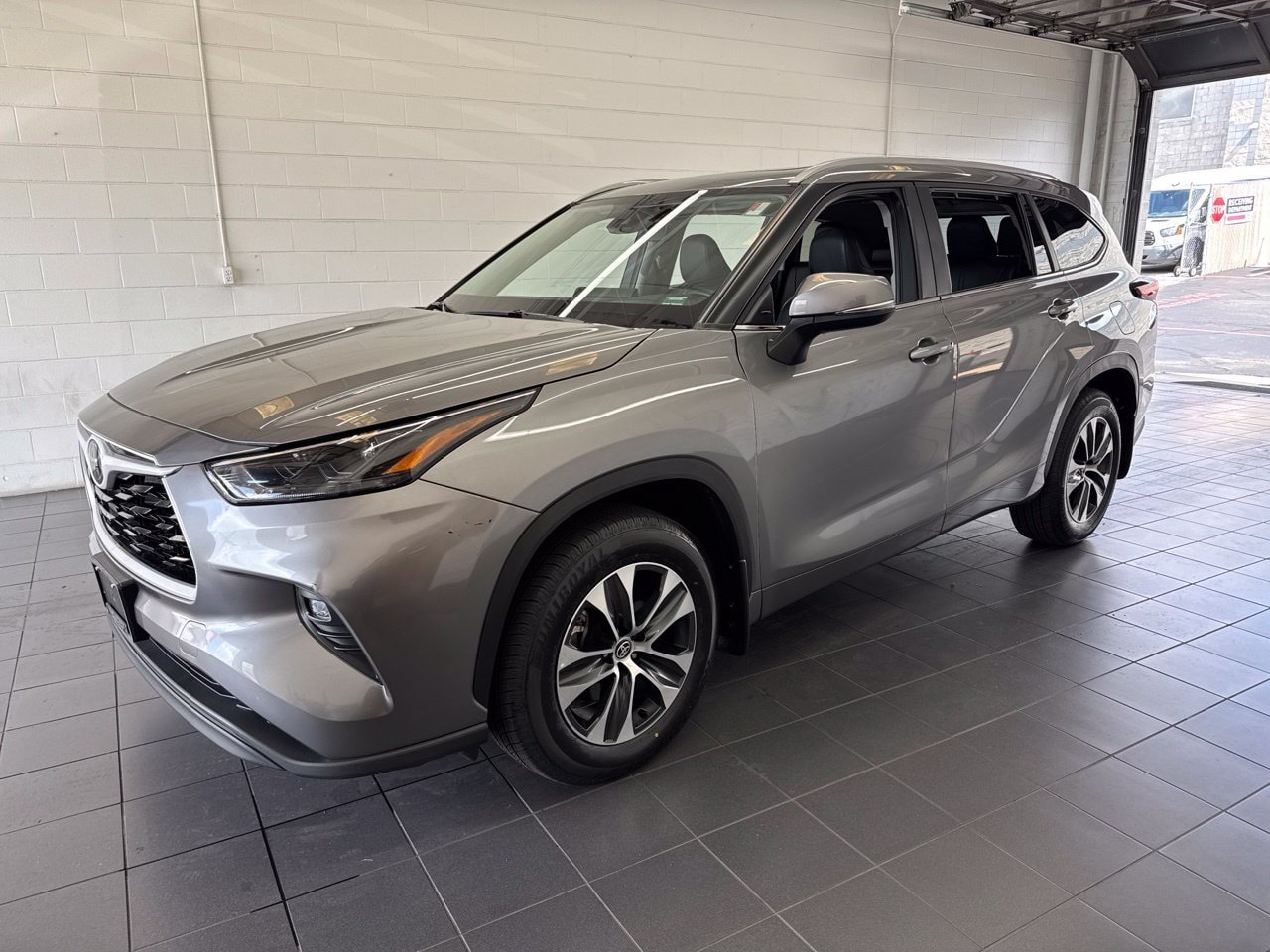 Used 2025 Toyota Highlander XLE AWD/4WD image 4