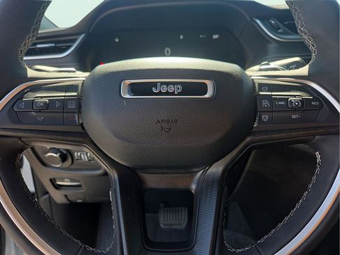 Used 2025 Jeep Grand Cherokee Altitude AWD/4WD image 16