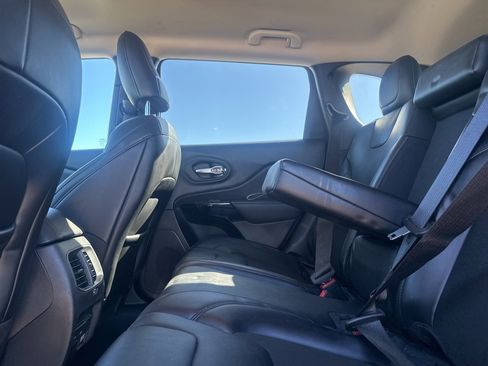 Used 2020 Jeep Cherokee Latitude Plus image 25