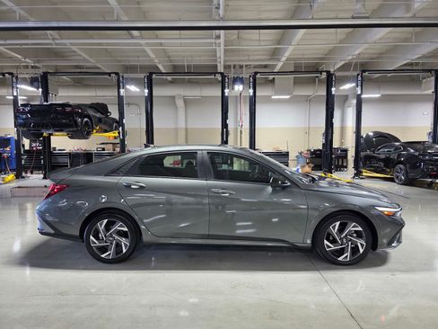 Certified 2025 Hyundai Elantra Sport FWD image 8