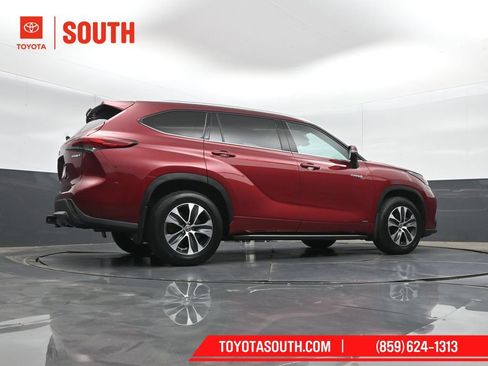 Used 2021 Toyota Highlander XLE AWD/4WD image 39